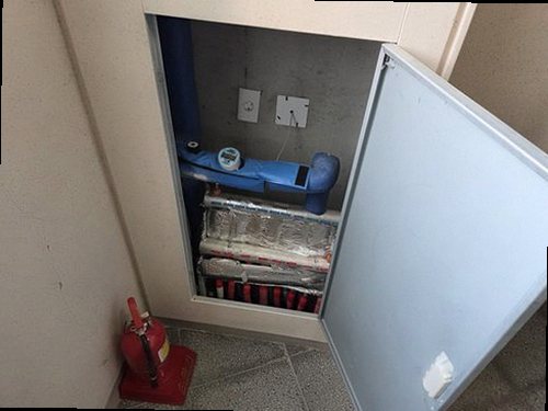 송파구 누수탐지 열화상 카메라로 바닥 배관 온도 차이를 확인하는 장면