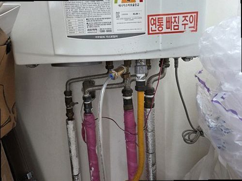 팔달구 누수탐지 수도계량기 별침과 잠금 밸브를 확인하는 모습