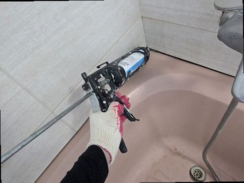 팔달구 누수탐지 천장 물자국과 베란다 누수 흔적을 확인하는 모습
