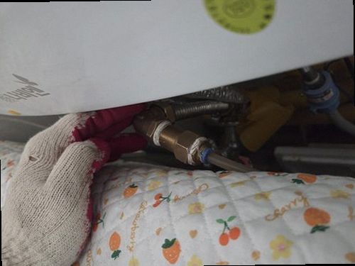 팔달구 누수탐지 수도계량기와 보일러 배관을 점검하는 현장