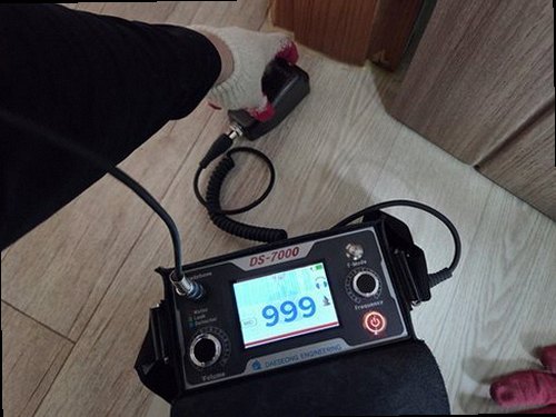 평택 누수탐지 공압검사 후 배관 보수와 바닥 미장 마감을 진행하는 모습