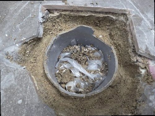 평택 누수탐지 아래층 천장 얼룩과 벽면 습기 상태를 확인하는 현장