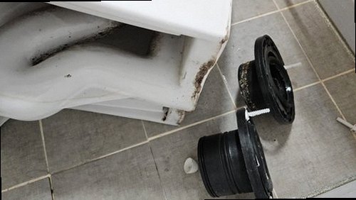 평택 누수탐지 천장 누수 흔적과 수도계량기 별침을 확인하는 모습