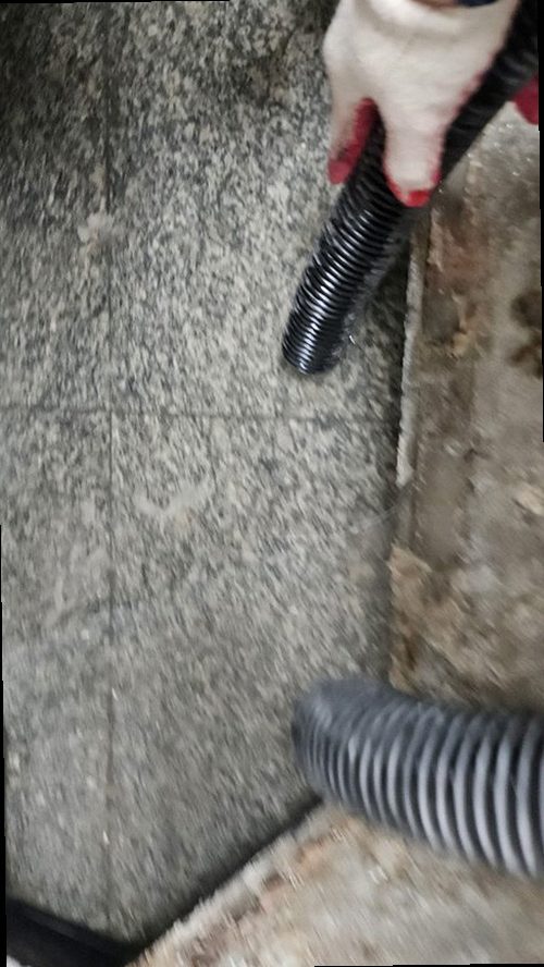 미추홀구 누수탐지 천장 얼룩과 벽면 수분 흔적을 확인하는 모습