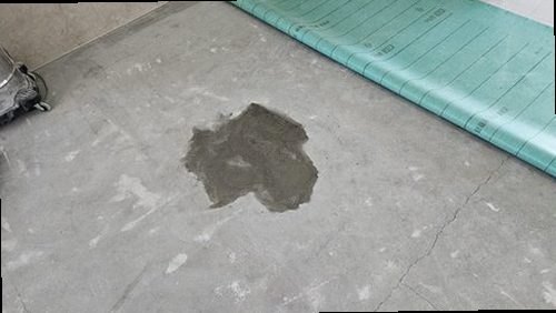 미추홀구 누수탐지 천장과 벽지에 번진 누수 흔적을 확인하는 현장