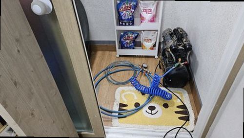 여주 누수탐지 벽지와 천장에 번진 누수 흔적을 확인하는 모습