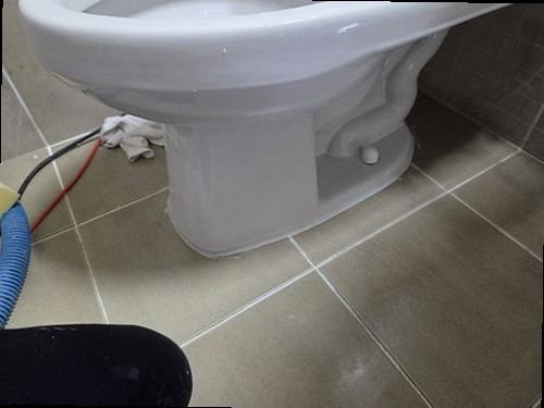 여주 누수탐지 욕실 바닥과 아래층 천장에 나타난 누수 흔적을 확인하는 모습