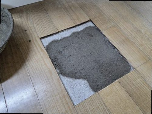 서울 강서구 누수탐지 벽지 하단의 누수 흔적과 수분 측정기를 확인하는 현장