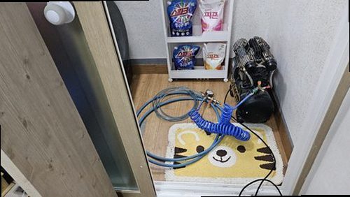은평구 누수탐지 천장 누수 흔적과 벽면 수분 상태를 확인하는 모습