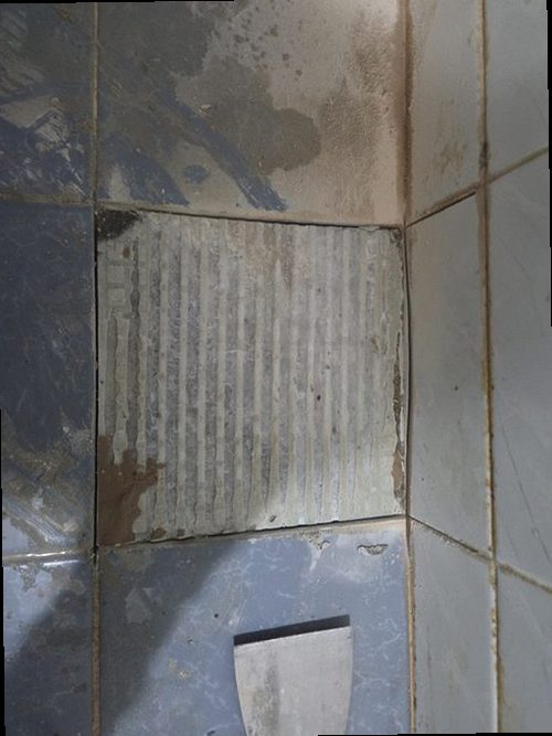 은평구 누수탐지 가스탐지기와 청음탐지기를 이용해 누수 위치를 확인하는 모습