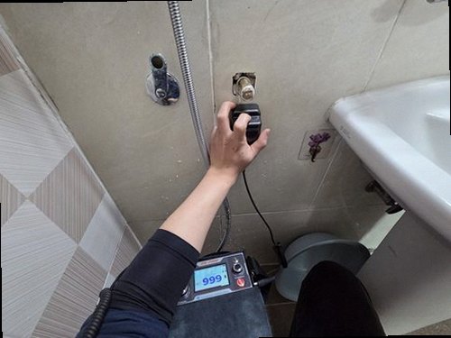 영통구 누수탐지 싱크대 하부 배관과 바닥 수분 상태를 확인하는 현장