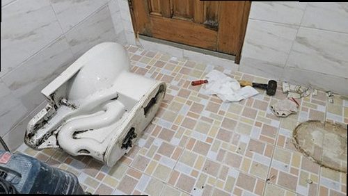 청주시 청원구 누수탐지 욕실 천장에 번진 누수 흔적과 주변 보양 상태