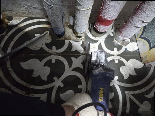 강남구 누수탐지 수도계량기와 보일러 배관 구조를 확인하는 누수 점검 현장