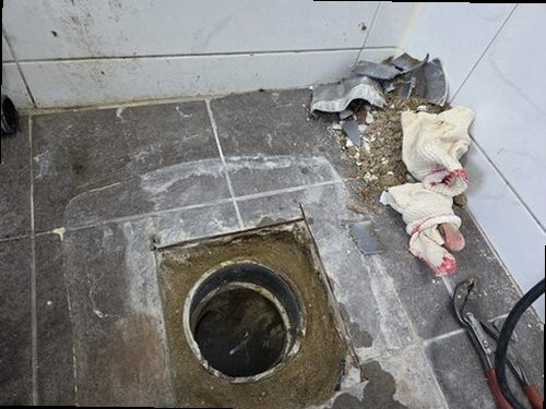 강남구 누수탐지 수도계량기 별침과 보일러 주변 배관을 확인하는 모습
