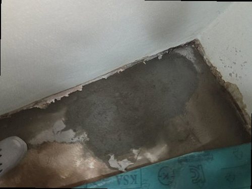 강남구 누수탐지 수도계량기 별침과 실내 누수 흔적을 확인하는 모습