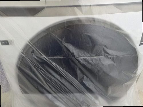 해운대구 누수탐지 벽면과 천장 누수 흔적을 확인하는 모습