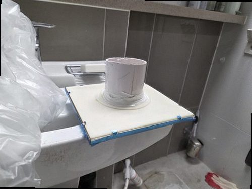 부산 북구 누수탐지 수도계량기 별침과 잠금 밸브를 확인하는 모습