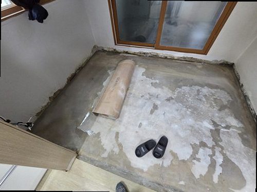 부산 북구 누수탐지 누수 위치를 확인하기 위해 열화상 카메라와 수분측정기를 사용하는 과정