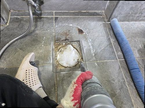 수영구 누수탐지 수도계량기와 보일러 배관을 점검하는 현장