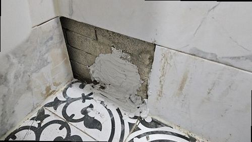 중원구 누수탐지 싱크대 하부장과 벽면의 누수 흔적을 확인하는 모습