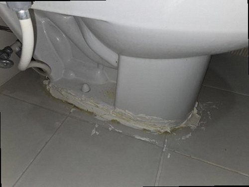 세종시 누수탐지 배관 보수 후 압력과 주변 누수 흔적을 재확인하는 모습