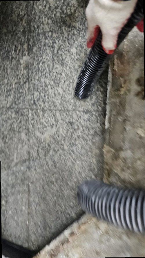 세종시 누수탐지 수도계량기 별침과 잠금 밸브를 확인하는 모습