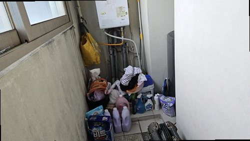 세종시 누수탐지 벽면 하단에 번진 누수 흔적과 수분 측정 현장