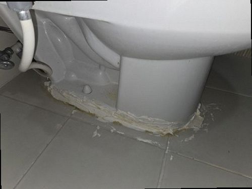 동두천 누수탐지 천장 얼룩과 벽면 습기 상태를 확인하는 모습
