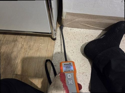 동두천 누수탐지 안방 천장에 번진 누수 흔적과 벽지 들뜸 상태