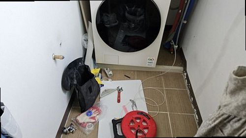 동두천 누수탐지 보일러 주변 바닥의 물기와 난방 배관 연결부 점검 모습