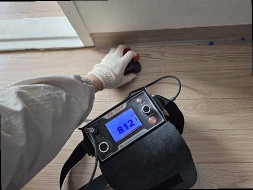 연천 누수탐지 압력 게이지로 배관의 공압 변화를 측정하는 장면