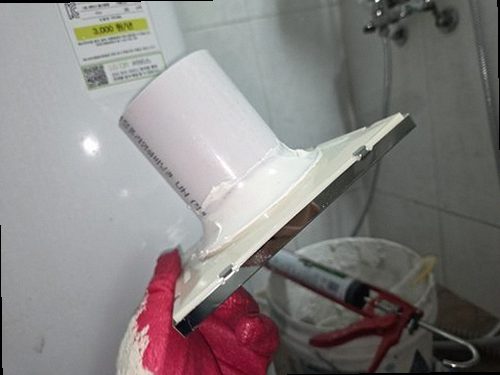 수지구 누수탐지 수도계량기 별침과 밸브를 확인하는 모습
