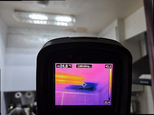덕양구 누수탐지 천장 얼룩과 벽면 수분 흔적을 확인하는 모습