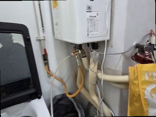 광진구 누수탐지 수도계량기와 보일러 배관을 확인하는 모습