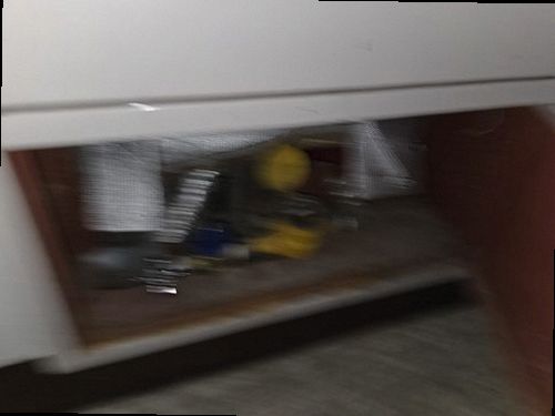 부산진구 누수탐지 수도계량기 별침과 싱크대 하부 배관을 확인하는 모습