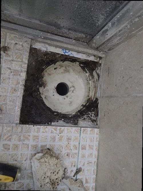 부산진구 누수탐지 베란다 천장 누수 흔적과 창틀 주변 점검 모습