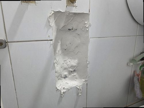 대덕구 누수탐지 거실 벽면의 누수 흔적과 변색 상태를 확인하는 모습