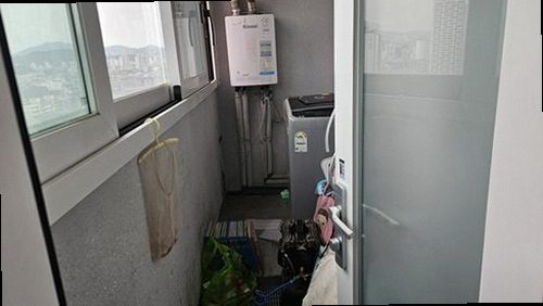 대덕구 누수탐지 열화상 카메라로 바닥 난방 배관의 온도 분포를 확인하는 모습