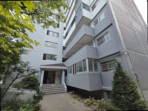 소사구 누수탐지 천장에 발생한 누수 얼룩과 점검 위치를 확인하는 모습