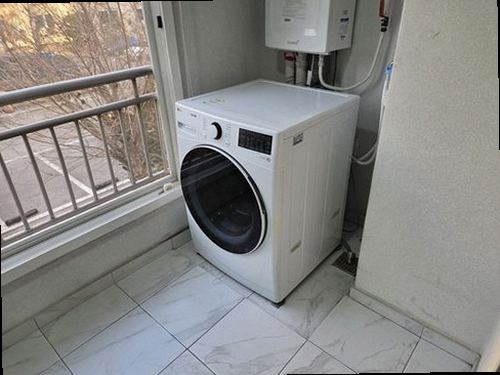 천안시 서북구 누수탐지 아랫집 욕실 천장에 발생한 누수 얼룩과 점검 모습