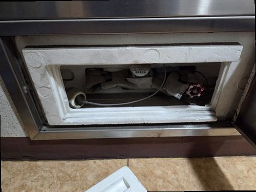 부평구 누수탐지 보일러와 난방 분배기 연결 상태를 확인하는 현장 점검