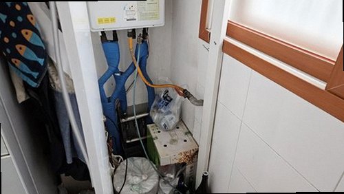 부평구 누수탐지 보일러와 난방 분배기 연결부를 확인하는 모습