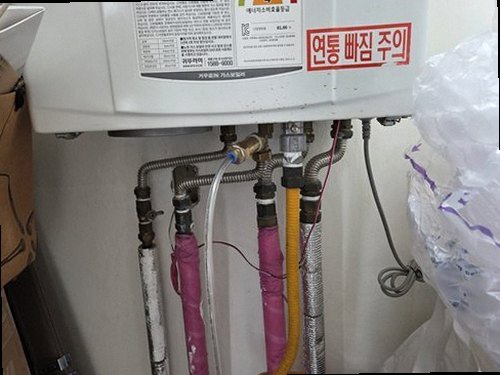 부평구 누수탐지 계량기 별침과 보일러 배관을 확인하는 현장 점검 모습