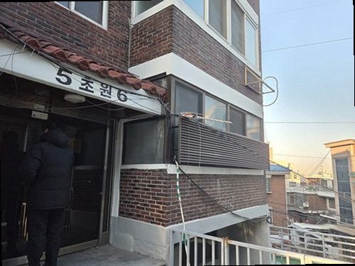 남양주 누수탐지 수도계량기 별침과 누수 피해 흔적을 확인하는 모습