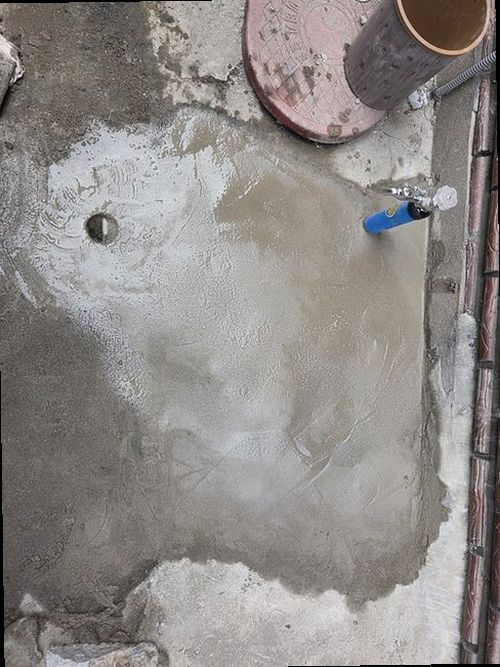 서울 중구 누수탐지 벽지 얼룩과 들뜸이 발생한 실내 벽면 점검 모습