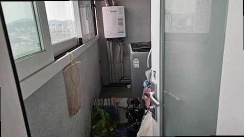 서울 중구 누수탐지 열화상 카메라와 수분측정기로 벽체와 바닥의 수분 분포를 확인하는 모습