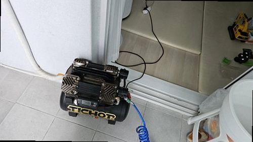 동대문구 누수탐지 벽면 습기와 천장 누수 흔적을 점검하는 모습