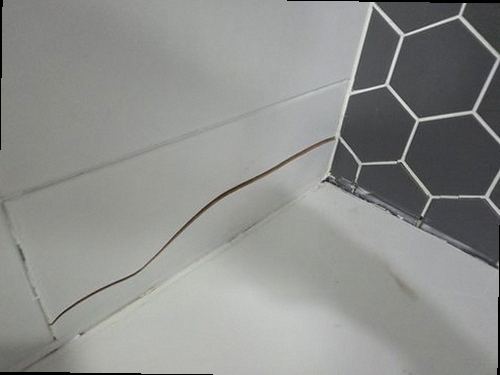 동대문구 누수탐지 욕실 바닥과 천장 누수 흔적을 확인하는 점검 모습