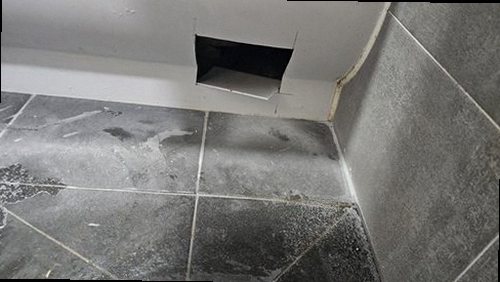 남동구 누수탐지 욕실 바닥과 아래층 천장에 나타난 누수 흔적 확인