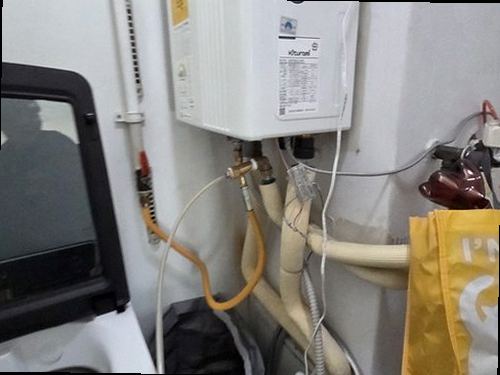 관악구 누수탐지 수도계량기와 벽면 누수 흔적을 확인하는 점검 현장